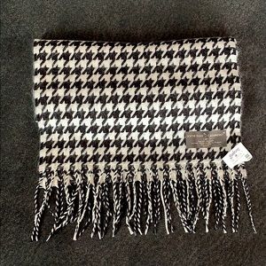 Black and white scarf